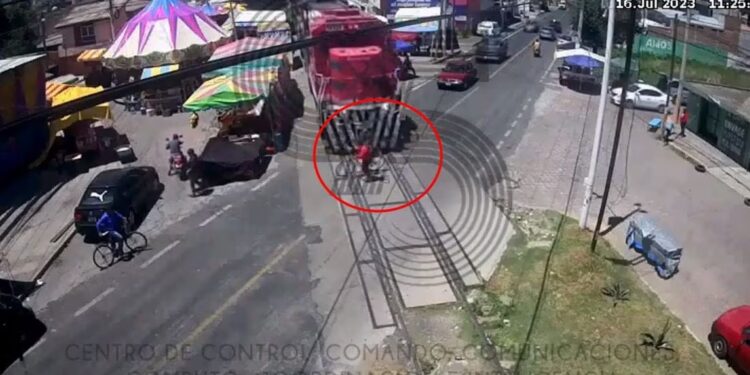 Video. ¡De Infarto!: ciclista falla al intentar ganarle paso al tren pero SOBREVIVE