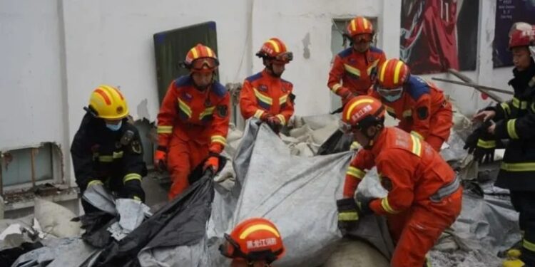 ¡Colapsa techo de una secundaria!: hay 10 MUERTOS y varios HERIDOS
