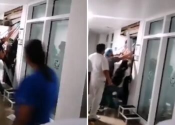 Video. ¡Desgarrador momento en que intentan salvar a NIÑA prensada por ELEVADOR!