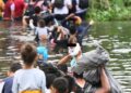 Señalan a EU por ordenar “empujar” a BEBÉS y NIÑOS migrantes al río Bravo