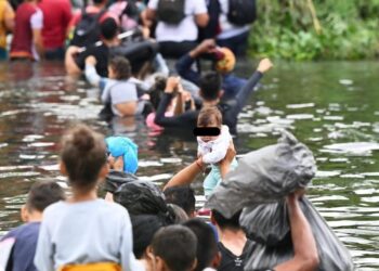 Señalan a EU por ordenar “empujar” a BEBÉS y NIÑOS migrantes al río Bravo