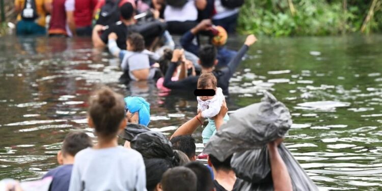 Señalan a EU por ordenar “empujar” a BEBÉS y NIÑOS migrantes al río Bravo