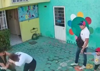 Video. “Vuelves a molestar a mi hijo y te voy a reventar”: padres encañonan a maestra