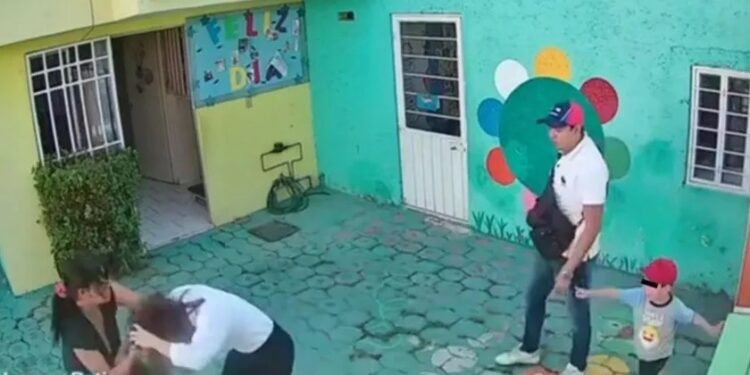 Video. “Vuelves a molestar a mi hijo y te voy a reventar”: padres encañonan a maestra