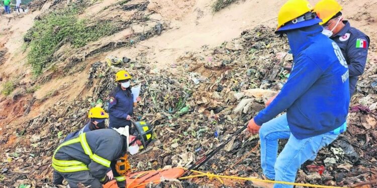 Hallan CADÁVER de empleado tras 72 horas de derrumbe en BASURERO de Naucalpan