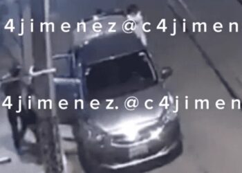 Video. ¡Atraco en segundos!: con pistola en mano, despojan de su auto a pareja