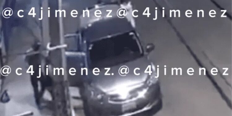 Video. ¡Atraco en segundos!: con pistola en mano, despojan de su auto a pareja