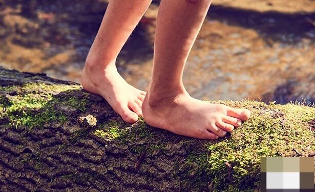 “Como CAVERNÍCOLAS”: hermanitos escapan desnudos; no conocían el exterior