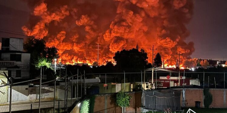 Video. Infernal EXPLOSIÓN de PIPA de combustible en Cholula deja 1 muerto