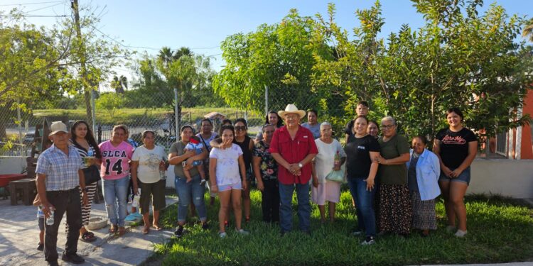 Regidor visita y convive con familias para escuchar necesidades en Valle Hermoso