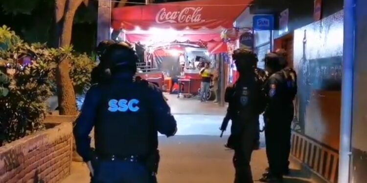 EJECUTAN a padre a “sangre fría” frente a su NIÑO de 8 años en una taquería