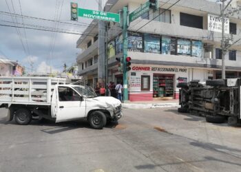 Ignora luz roja, choca y provoca volcadura, ¡hay 3 lesionados!, en Tampico