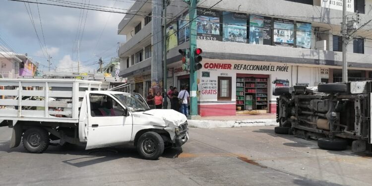 Ignora luz roja, choca y provoca volcadura, ¡hay 3 lesionados!, en Tampico