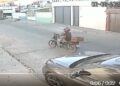 Video. Momento en que motociclista ENCAJA PICAHIELO en el GLÚTEO de una joven en SLP
