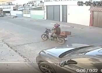 Video. Momento en que motociclista ENCAJA PICAHIELO en el GLÚTEO de una joven en SLP
