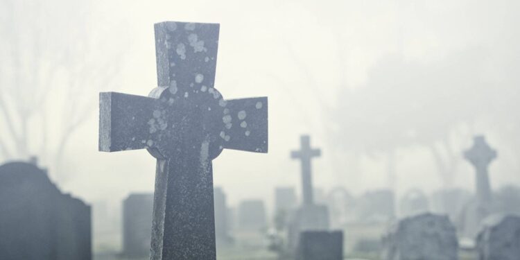 De ultratumba: la entierran viva y pasa 11 días intentado salir hasta morir