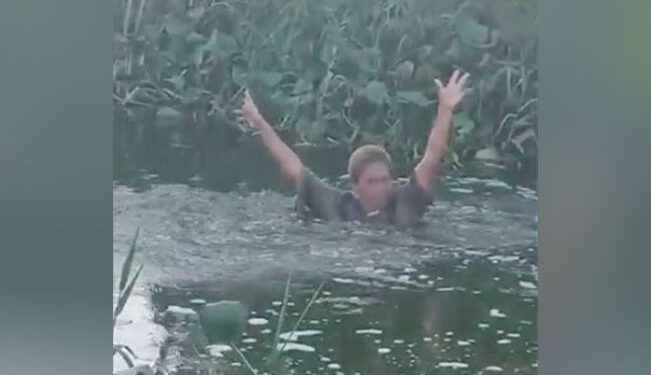 Acalorada se mete a dar ‘chapuzón’ en laguna llena de cocodrilos en Altamira