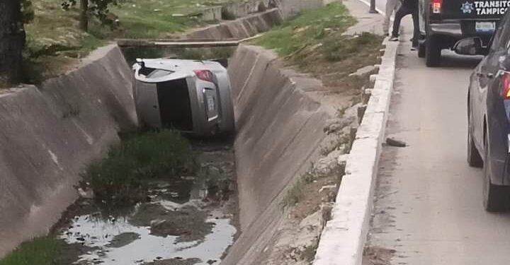Por ‘ACELERADO’ protagoniza terrible VOLCADURA en canal de Tampico