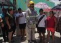 Video. Furiosos AMARRAN a empleado de CFE a un poste; tenían 3 días sin luz