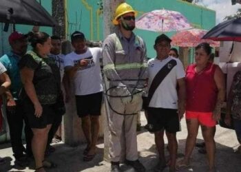Video. Furiosos AMARRAN a empleado de CFE a un poste; tenían 3 días sin luz