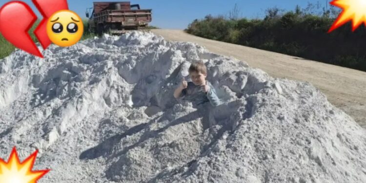 NIÑO muere intoxicado minutos después de esta FOTO, ¡jugaba con material peligroso!