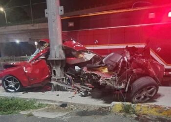 IMPACTO mortal: jóvenes chocan en Camaro; uno muere y al otro le amputan pierna para salvarlo