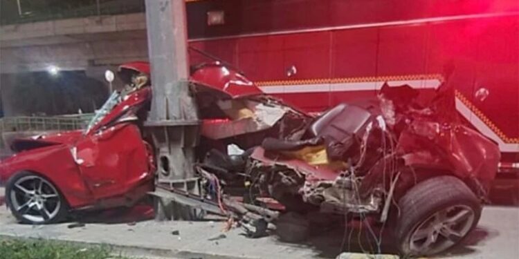IMPACTO mortal: jóvenes chocan en Camaro; uno muere y al otro le amputan pierna para salvarlo