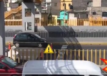 Video. ¡Hombre ACUCHILLADO cae de PUENTE en la México-Puebla y causa terror!