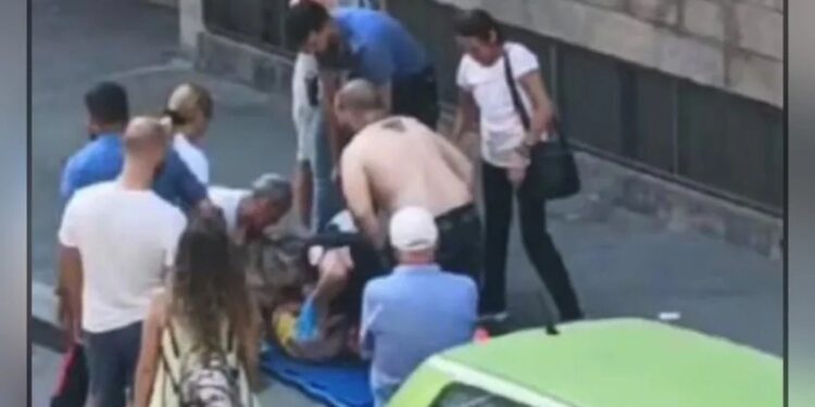 ¡Increíble!, niña de 3 años cae de una ventana y hombre la atrapa en el aire