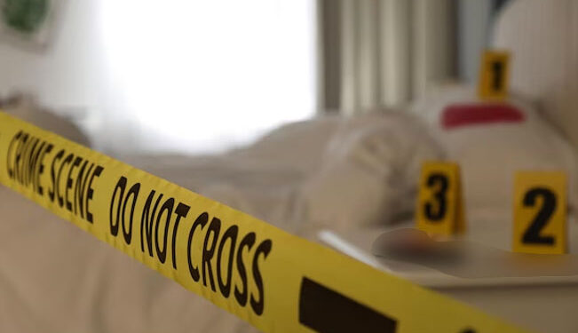 Queda HORRORIZADA al hallar CADÁVER envuelto en plástico en el cuarto de su hijo