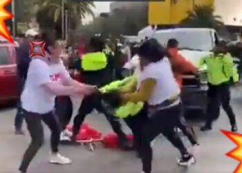 Video. ¡Agarran a trancazos a ‘polis’ durante el evento de Claudia Sheinbaum!