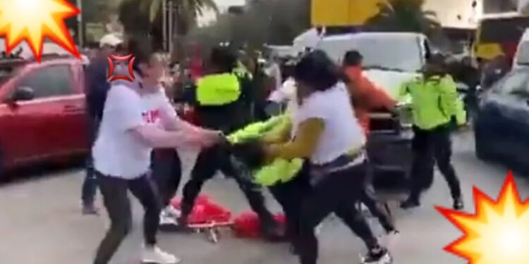 Video. ¡Agarran a trancazos a ‘polis’ durante el evento de Claudia Sheinbaum!