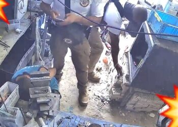 Video. ¡Indignante!, supuestos agentes GOLPEAN y ROBAN a herrero en Coahuila