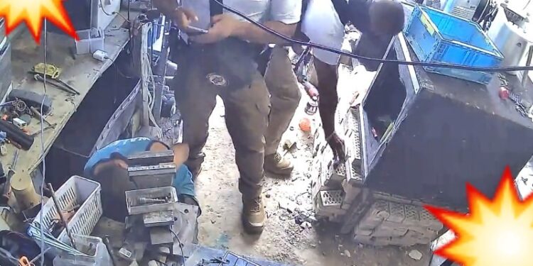 Video. ¡Indignante!, supuestos agentes GOLPEAN y ROBAN a herrero en Coahuila