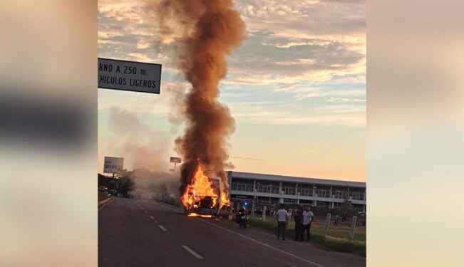 Niños de equipo de futbol a punto de morir calcinados en incendio de autobús