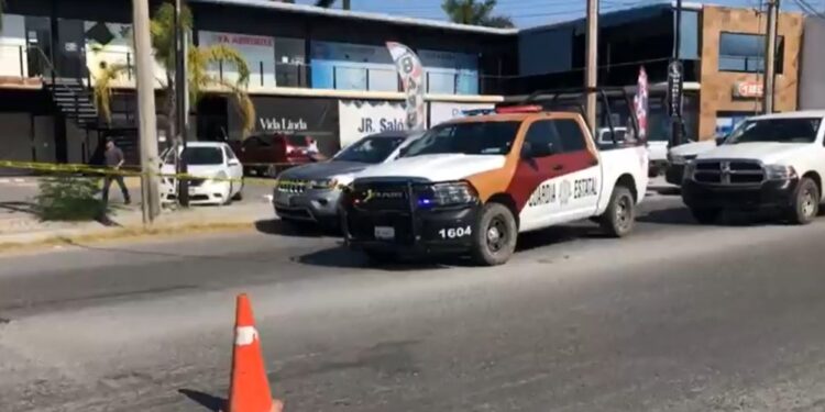 Sujeto se DISPARA a bordo de su ‘troca’ en avenida de Ciudad Victoria
