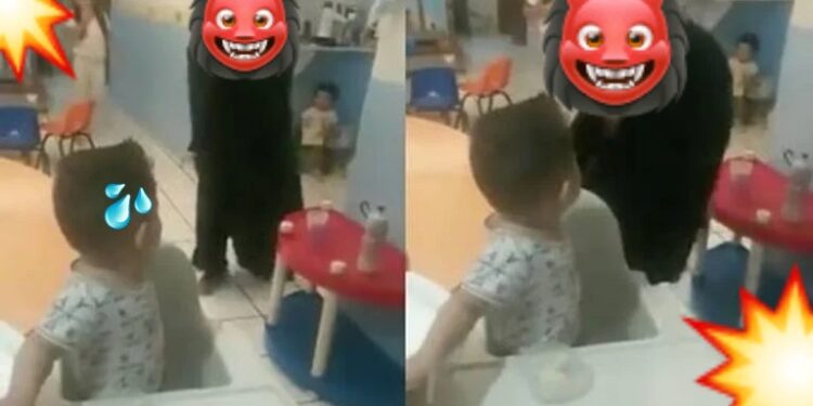 Video. Maestra asusta a NIÑOS con ESPELUZNANTE máscara y ¡clausuran el kínder!