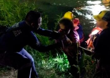 ¡Mujer y su BEBÉ de 4 meses son rescatados de MORIR ahogados en el río Bravo!