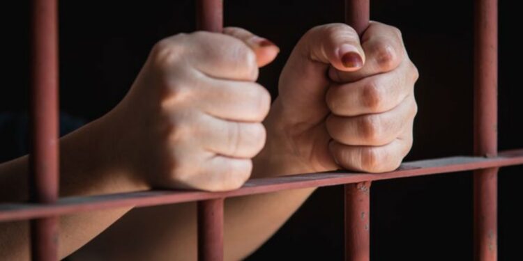 Joven se NIEGA a boda “arreglada” y la encarcelan por “humillar” a su prometido