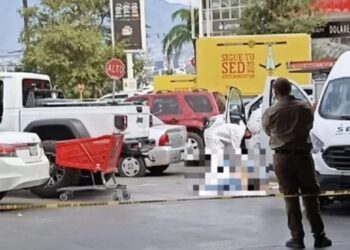 Asesinan sin piedad a PADRE frente a sus HIJOS en plaza de Monterrey