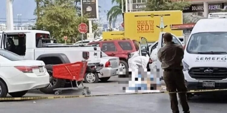 Asesinan sin piedad a PADRE frente a sus HIJOS en plaza de Monterrey