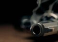 Pelea con su hermano por PISTOLA, se le escapa un “PLOMAZO” y le da en la cabeza