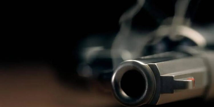 Pelea con su hermano por PISTOLA, se le escapa un “PLOMAZO” y le da en la cabeza