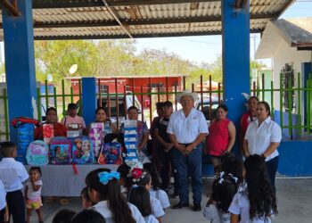 Donan zapatitos y mochilas a niños para el regreso a clases en Valle Hermoso