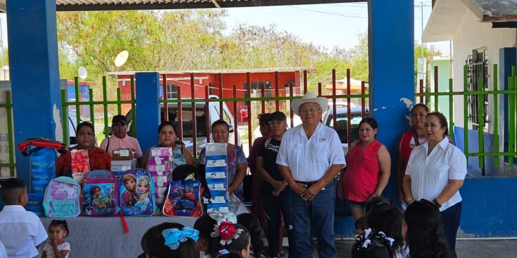 Donan zapatitos y mochilas a niños para el regreso a clases en Valle Hermoso