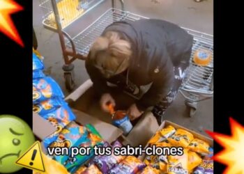 Video. ¡Conozca a ‘Lady SABRICLONES’!, vende botanas ‘pirata’ en empaques usados