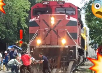 Video. ¡HÉROES salvan la vida de hombre en silla de ruedas que sería EMBESTIDO por el tren!