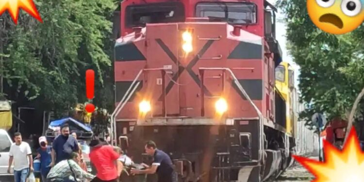 Video. ¡HÉROES salvan la vida de hombre en silla de ruedas que sería EMBESTIDO por el tren!