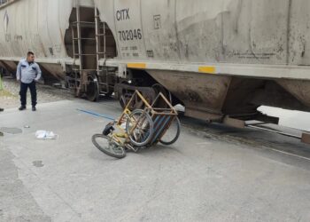 Abuelito MUERE arrollado por el tren al intentar salvar su TRICICLO en las vías