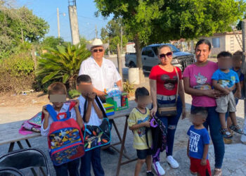 Continúan apoyando a las familias con útiles escolares en Valle Hermoso
